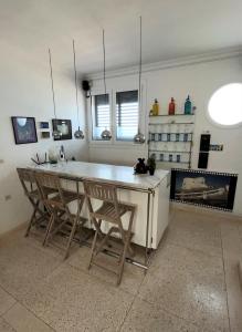 A cozinha ou cozinha compacta de logis la marine