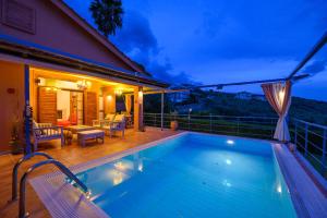 een zwembad bovenop een huis bij Cozy Small Smart Villa with Private Pool Mikri Mantineia Kalamata in Kalamata