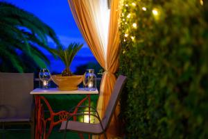 einen Tisch mit zwei Weingläsern und einer Pflanze darauf in der Unterkunft Cozy Small Smart Villa with Private Pool Mikri Mantineia Kalamata in Kalamata