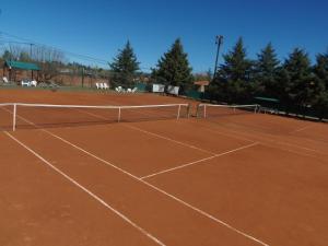 Tenis a/nebo squash v ubytování Hotel Complejo Najul Suites-Solo Adultos nebo okolí