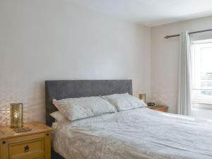 Un pat sau paturi într-o cameră la September Cottage
