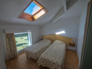 a bedroom with two beds and a window at Résidence Mer & Golf Ilbarritz in Bidart +58 photos