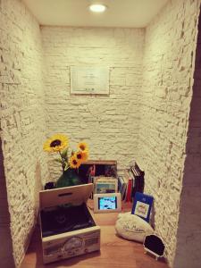 a room with a radio and a vase with flowers at La Maison apartment Puglia in Molfetta
