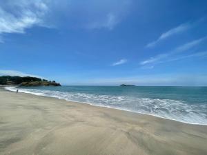 piaszczysta plaża z oceanem w tle w obiekcie Togo B&B Farallon w mieście Playa Blanca