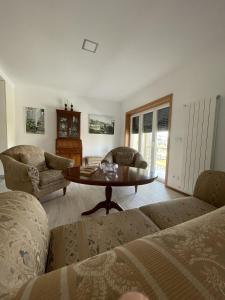 un soggiorno con tavolo e 2 sedie di Casa Rivela do Campo a Bela Vista