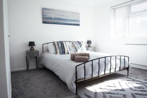 Ένα ή περισσότερα κρεβάτια σε δωμάτιο στο Large 4 BedroomProperty driveway and 3 bathrooms