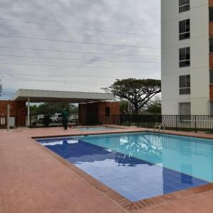 a swimming pool in front of a building at Hermoso Apartamento Estancia Tranquila por dias, semanas o meses in Jamundí