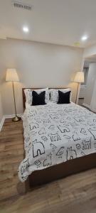 En eller flere senger på et rom på Guest Suite in Whitby
