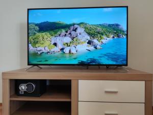 einen Fernseher auf einer Kommode in der Unterkunft Gumla House in Stara Novalja