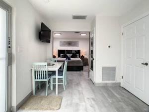 a room with a table and chairs and a bedroom at Steps From the beach, renovated 1bd 1 bth in Clearwater Beach