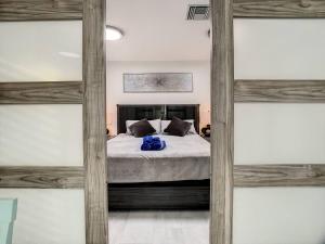 Un dormitorio con una cama con una bolsa azul. en Steps From the beach, renovated 1bd 1 bth en Clearwater Beach