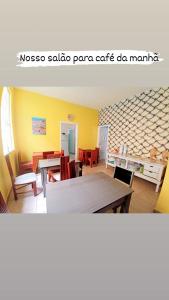 Hostel Sol da Barra في سلفادور: غرفة طعام مع طاولة وكراسي