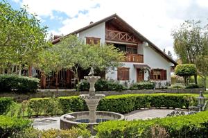 a house with a fountain in front of it at Quinta La Constanza in Tababela