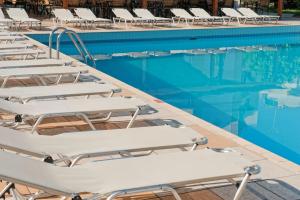 สระว่ายน้ำที่อยู่ใกล้ ๆ หรือใน Heronissos Hotel