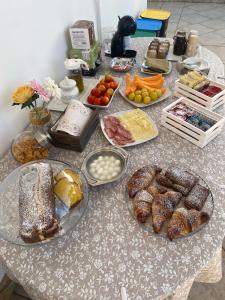 una mesa cubierta con muchos tipos diferentes de comida en Sabea Guest House, en Melissano