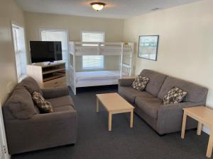 ein Wohnzimmer mit 2 Sofas und 1 Etagenbett in der Unterkunft Cottages Christian Retreat in Panama City Beach
