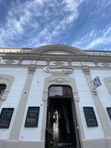 サルタにあるSamsara Hotel Saltaの白い建物