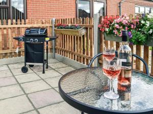 RoughtonにあるKeepers Retreat, The Annexのワイン2杯とグリルテーブル