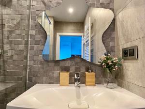 uma casa de banho com um lavatório e um espelho em Prime Loft ANDORRA em Pas de la Casa