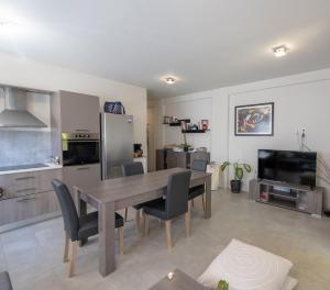 A kitchen or kitchenette at Kate-Mari House