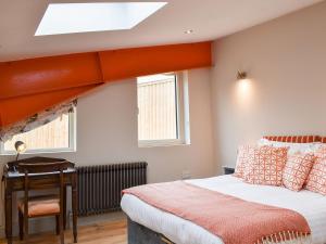 um quarto com uma cama, uma secretária e uma janela em Homewood - Uk36205 em Fordingbridge
