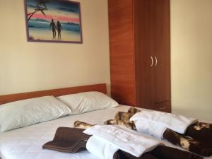 1 dormitorio con 1 cama con toallas en Rooms Kuljic, en Budva