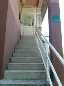 un escalier menant à un bâtiment dans l'établissement Kuća sa apartmanom, à Sarajevo