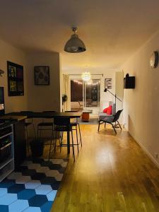 ein Wohnzimmer mit einem Esstisch und Stühlen in der Unterkunft Grand studio de 38m2 et cour indépendante de 25m2 dont wifi et Netflix in Montpellier