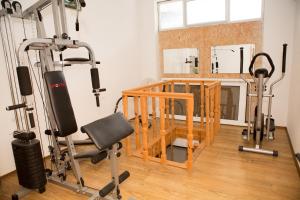 ein Zimmer mit einem Fitnessraum mit Laufbändern und einem Laufband in der Unterkunft Hotel Deva in Sandanski