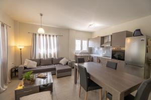 A kitchen or kitchenette at Kate-Mari House