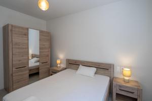 A bed or beds in a room at Kate-Mari House