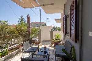 A balcony or terrace at Kate-Mari House