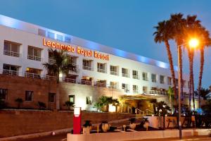 een hotel met een bord waarop staat "luipaard van het koninklijke resort" bij Leonardo Royal Resort Eilat in Eilat