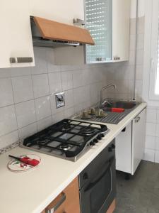 encimera de cocina con fogones y fregadero en Via Bellaria, en San Lazzaro di Savena