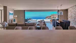 Fotografia z galérie ubytovania Private 4 Br Luxury Peaceful Mylo Villa W 2 Pools Close to Mylpotas Beach v destinácii Mylopotas