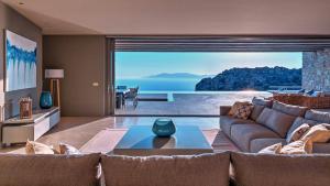 Fotografia z galérie ubytovania Private 4 Br Luxury Peaceful Mylo Villa W 2 Pools Close to Mylpotas Beach v destinácii Mylopotas
