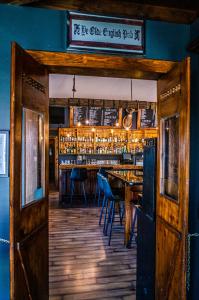 een restaurant met een bar met een tafel en stoelen bij Hotels Hébert in Bécancour