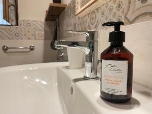 una botella de jabón de manos en el lavabo del baño en Agriturismo Le Castellare, en Montemonaco