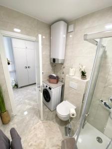 Superb Apartment "50Shades" with balcony and free parking in the garage的一间浴室