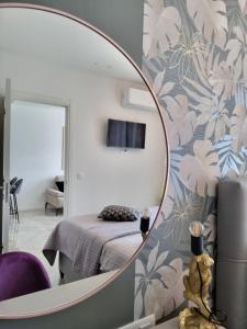 Superb Apartment "50Shades" with balcony and free parking in the garage客房内的一张或多张床位