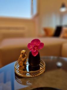 Superb Apartment "50Shades" with balcony and free parking in the garage的休息区