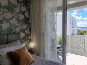 Superb Apartment "50Shades" with balcony and free parking in the garage的休息区