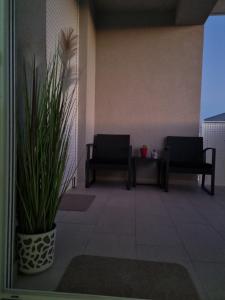 Superb Apartment "50Shades" with balcony and free parking in the garage的休息区