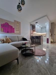 Superb Apartment "50Shades" with balcony and free parking in the garage的休息区
