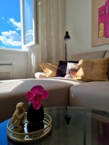 Superb Apartment "50Shades" with balcony and free parking in the garage的休息区