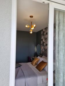 Superb Apartment "50Shades" with balcony and free parking in the garage客房内的一张或多张床位