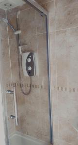 um chuveiro com um dispensador de sabão na casa de banho em Plaza lodge em Gillingham