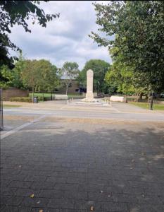 um parque com um monumento no meio de uma rua em Plaza lodge em Gillingham