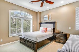un dormitorio con una cama y una ventana en End of the Road, en Oriole Beach