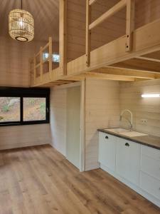 cocina con fregadero y techo abovedado en La Cabane de Piquet, en Le Tablier